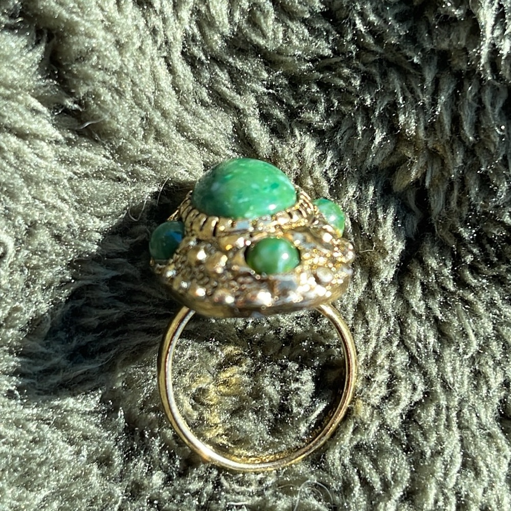 Elegant Green Stone Ring - Picture 12 of 13